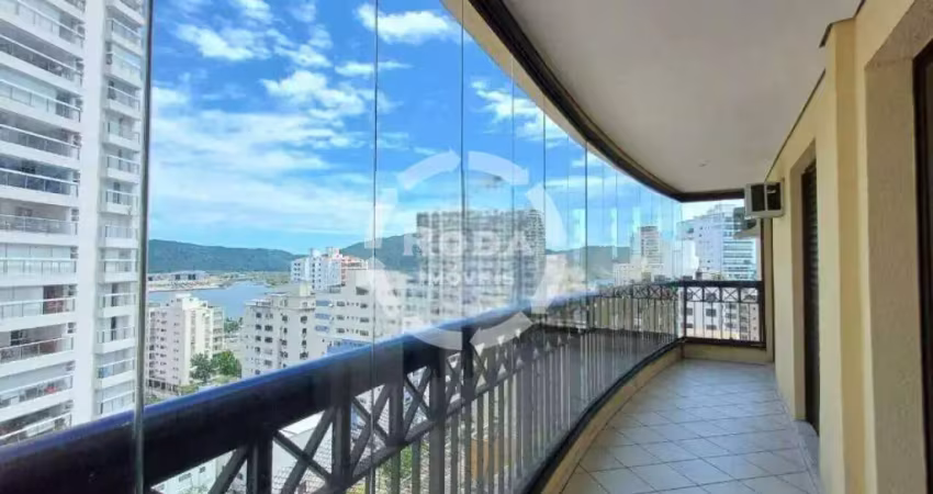 Maravilhoso apartamento amplo com varanda envidraçada com vista para o mar para venda na ponta da praia.