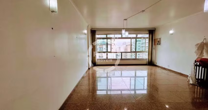 Apartamento amplo, duas quadras da praia do Gonzaga, 3 dormitórios, 1 suite e DP completa. 01 vaga.