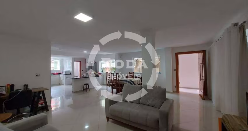Sobrado no Campo grande , sala 2 ambientes em conceito aberto,3 dormitórios , 2 vagas com piscina e salão de festas.