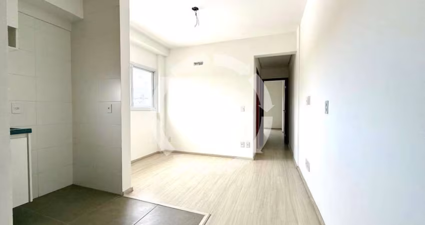 Apartamento novinho com varanda e elevador no Estuário – 2 Dorms | Vista livre | Prédio com churrasqueira na cobertura