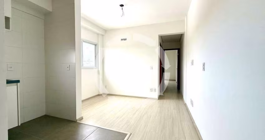 Apartamento novinho com varanda e elevador no Estuário – 2 Dorms | Vista livre | Prédio com churrasqueira na cobertura