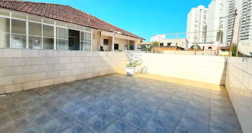 Casa sobreposta alta com 114m2 / 3 dorm / sala 2 ambientes / quintal.
