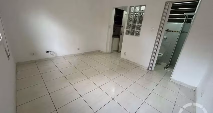 Kitnet térrea reformada à venda no embaré – 24m², garagem coletiva e a poucos passos da praia!