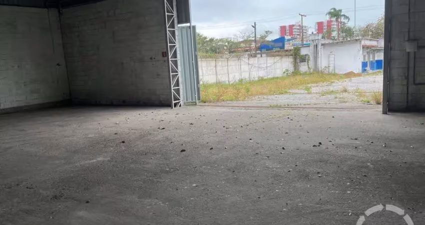 Galpão versátil para locação no coração de bertioga