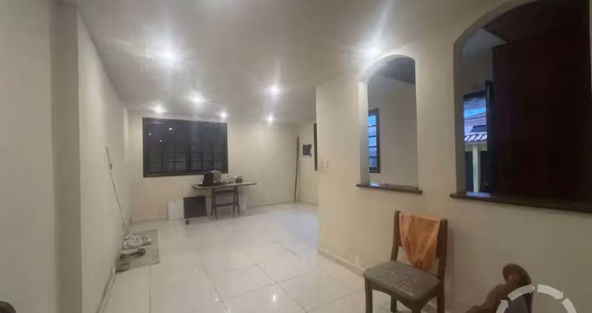 Imagine-se vivendo em uma casa que combina conforto, praticidade e um toque de luxo, tudo isso no coração do gonzaga, santos