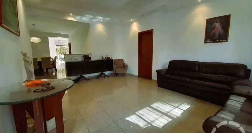 Sobrado para alugar na aparecida | 4 dormitórios, piscina, 3 vagas de garagem e próximo da praia!