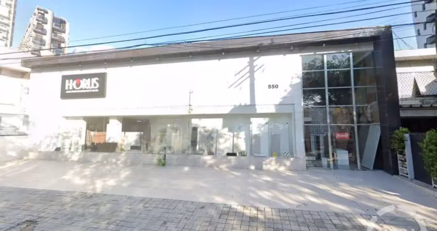 Loja comercial para locação em santos – espaço amplo com fachada imponente