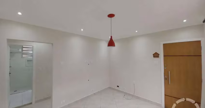 Apartamento reformado na ponta da praia – conforto e localização perfeita!