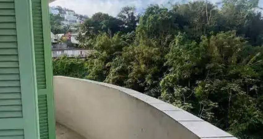 Apartamento amplo a 2 quadras da praia com 1 quarto, sala, cozinha, banheiro e 1 vaga de garagem josé menino