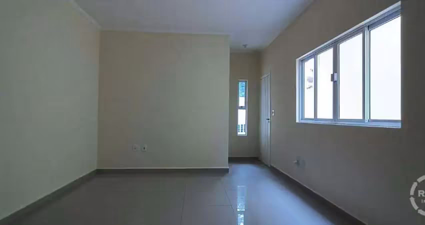 Casa sobreposta baixa 3 quartos sendo 1 suíte com quintal e 1 vaga no embaré em santos