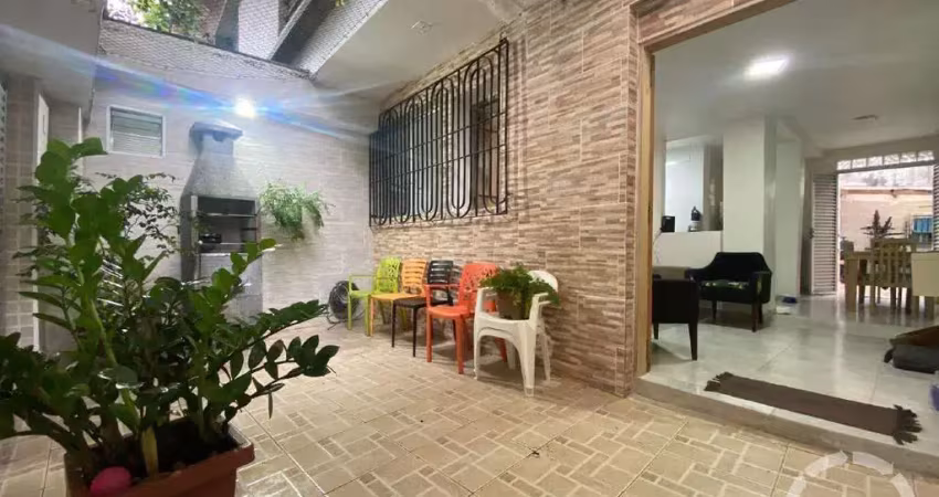 Casa sobreposta baixa 3 suítes e quintal em l com 1 vaga na ponta da praia bem localizada - santos/sp