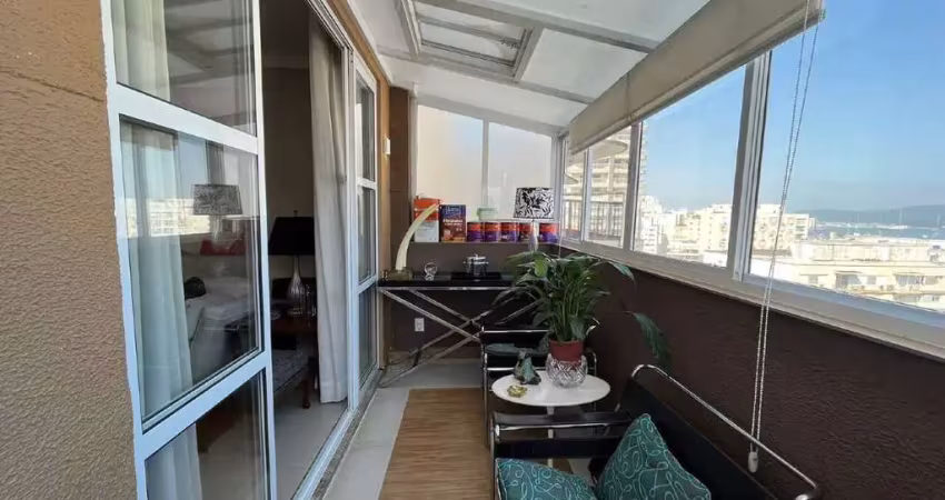 Apartamento na cobertura a venda, quadra da praia, todo reformado, vista espetacular, localizado no bairro do boqueirão.