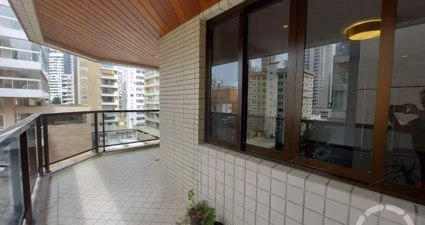 Apartamento à venda no gonzaga à 2 quadras da praia. sala 3 ambientes , 3 suítes,2 vagas demarcadas. prédio com lazer e portaria 24 horas.