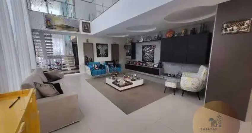 Sobrado à venda em condomínio fechado com 940m², ao lado do shopping
