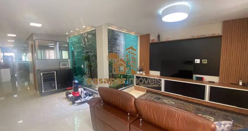 Sobrado à Venda com 225m² e 3 Suítes, 4 Vagas e Piscina Privativa