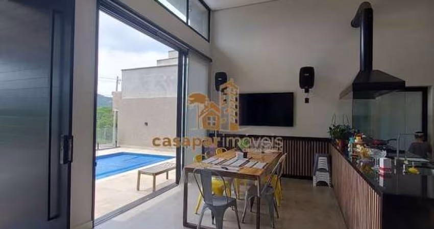 Casa térrea com piscina, 04 quartos sendo 03 suítes e lazer completo