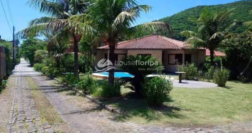 Casa em Condominio com 4 Dormitórios, Piscina, 2 Edículas, com Espaçoso Jardim, à Venda, a 250 m da
