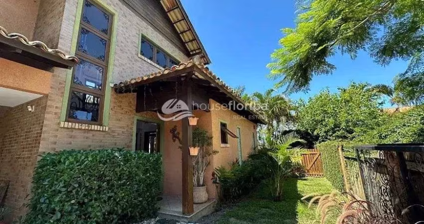 Casa à venda, Lagoa da Conceição, Florianópolis, SC - Localizada no canto da Lagoa a 70m da lagoa