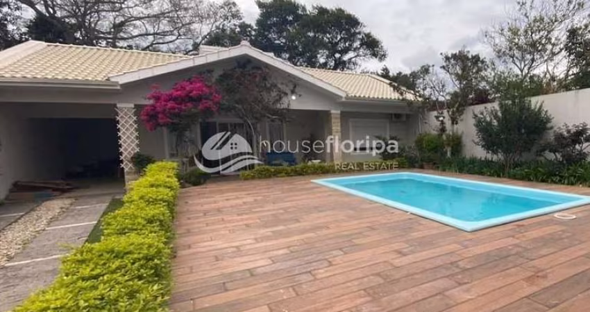 Casa Térrea Com Quintal Espaçoso, Piscina, a 500 m da Praia, à Venda, Campeche, Florianópolis, SC