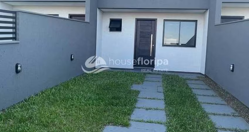 Casa de 2 quartos com quintal e 2 vagas de garagem à venda, perto das praias e comércio local no Ca