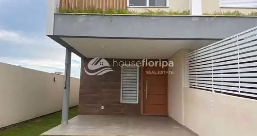 Casa financiável à venda com 3 dormitórios, próxima à praia, com quintal, no campeche, em florianóp