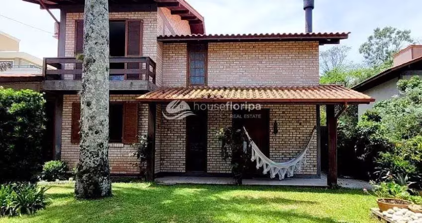 Casa Com Espaço de Jardim, Piscina, 3 Dormitórios, 4 Vagas, Lareira, à Venda, Campeche, Florianópol