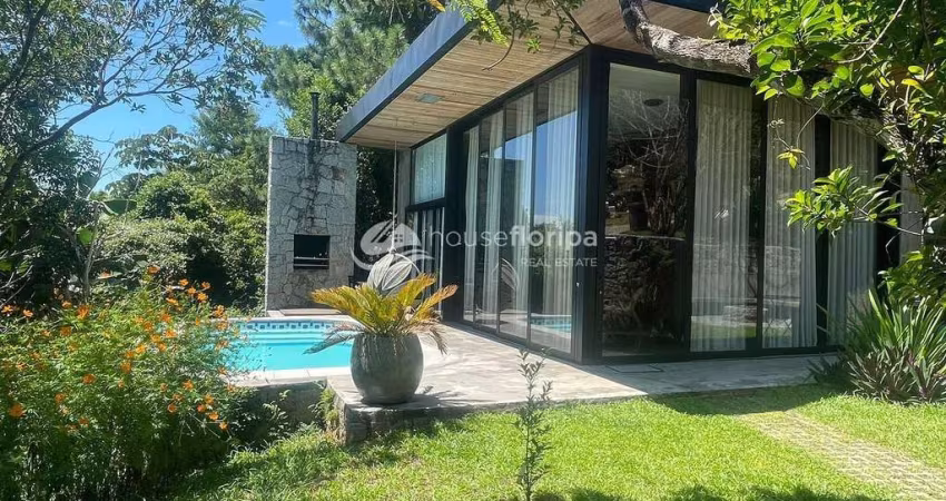 Casa à venda de 2 dormitórios, piscina, adega e vista mar, no Ribeirão da Ilha, Florianópolis, SC