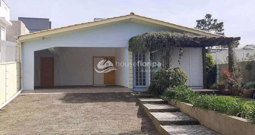 Casa individual à venda com 3 dormitórios pertinho da praia, Morro das Pedras, Florianópolis, SC