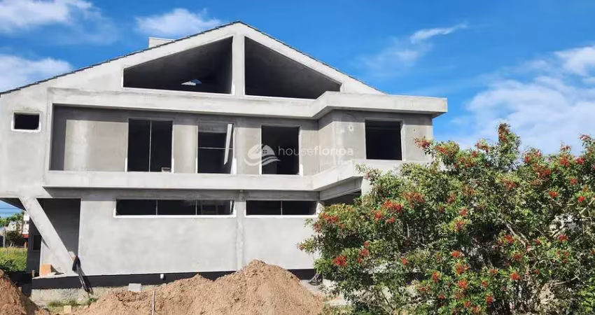 Casa geminada com 4 dormitórios sendo 2 suítes, mais um sótão, com área gourmet à venda, açores, fl