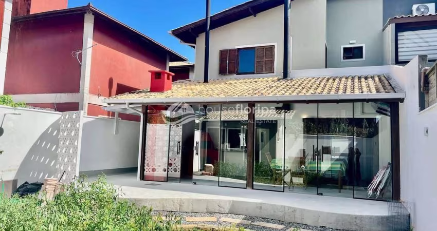 Casa geminada à venda com 3 dormitórios, na rua da praia do Pico da Cruz, no Rio Tavares, Florianóp