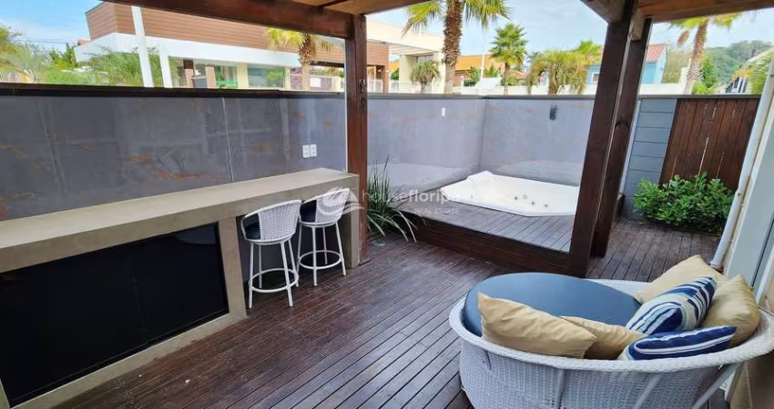 Incrível casa à venda com 4 dormitórios, uma jacuzzi, recém reformada em condomínio clube à 7 minut