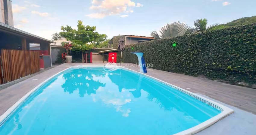 Casa à venda com piscina e 3 dormitórios sendo 1 suíte, Ribeirão da Ilha, Florianópolis, SC