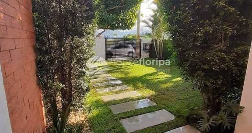 Casa à venda com 2 suítes e amplo terreno de 225m2, no coração do Campeche, Florianópolis, SC