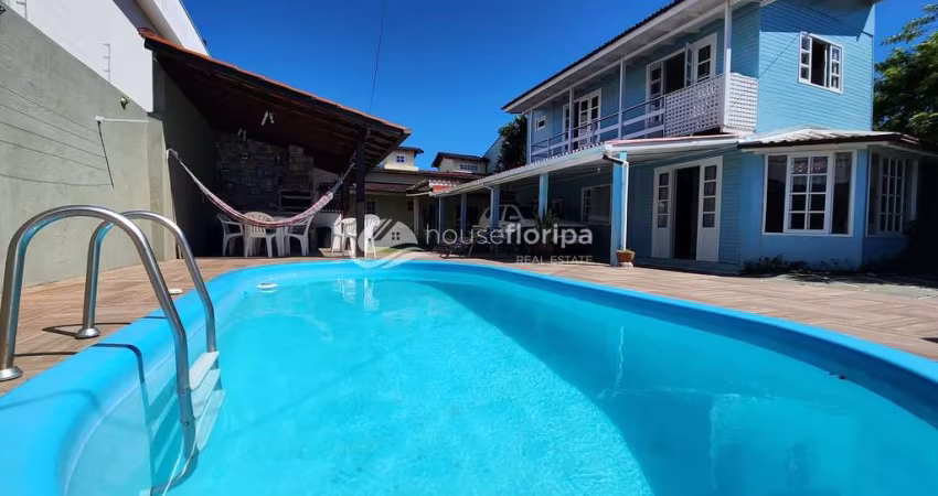 Terreno com 2 casas com 5 quartos, piscina com churrasqueira e lavabo a venda, Campeche, Florianópo
