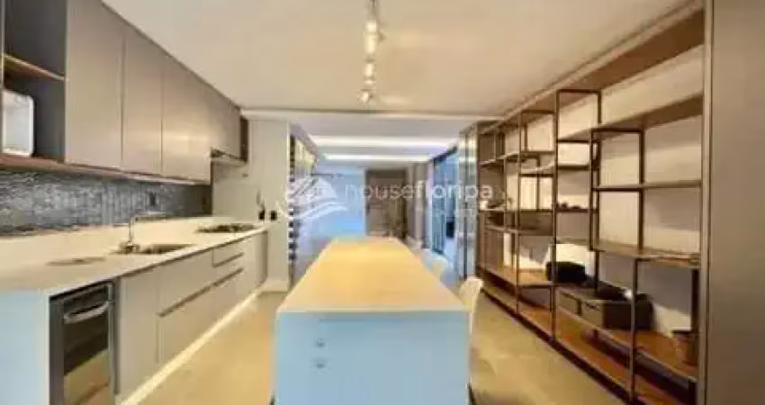 Casa à venda a poucos metros da praia com 3 belas suítes e vista para a natureza, morro das pedras,