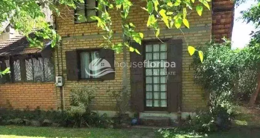 Casa à venda com 2 dormitórios, no rio tavares, florianópolis, sc