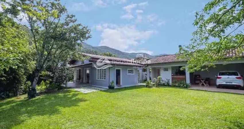 Casa à venda, com 980m2 de terreno, 3 dormitórios com vista para o mar dos açores, no pântano do su