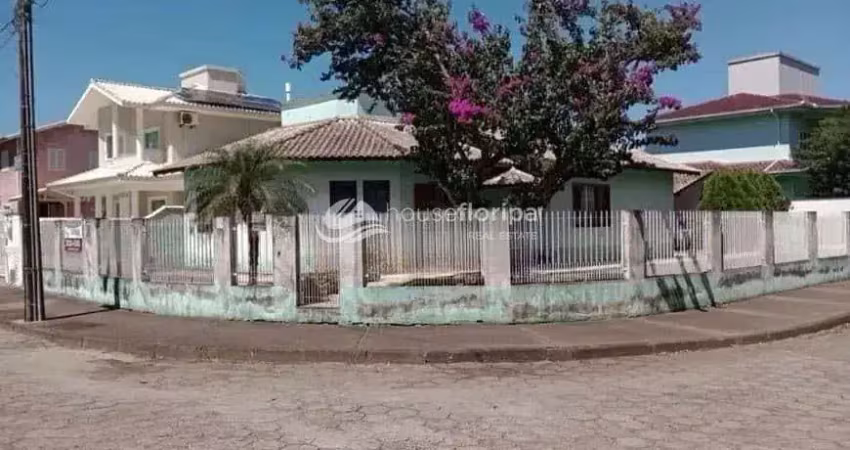 Casa à venda com 3 dormitórios em um belo terreno individual, bem localizada, no carianos, florianó