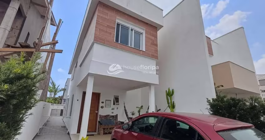 Morar com tranquilidade e praticidade – casa com 3 dormitórios, quintal e pé-direito alto no portal