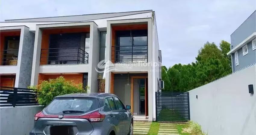 Casa charmosa com 3 quartos, ampla área externa, vista para a natureza e localização privilegiada e