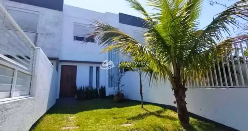 Casa com 3 quartos, suíte, quintal e 2 vagas de garagem, a apenas 200 metros da praia no campeche –