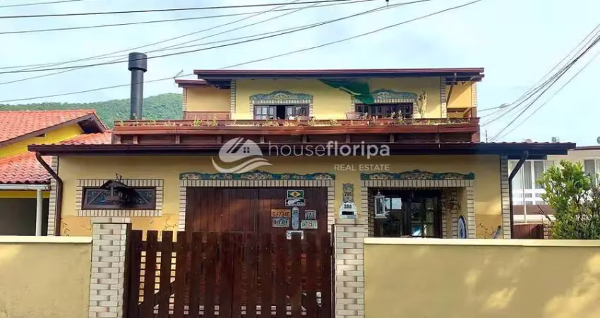 Casa à venda com 4 dormitórios, perto da praia na armação do pântano do sul, em florianópolis, sc