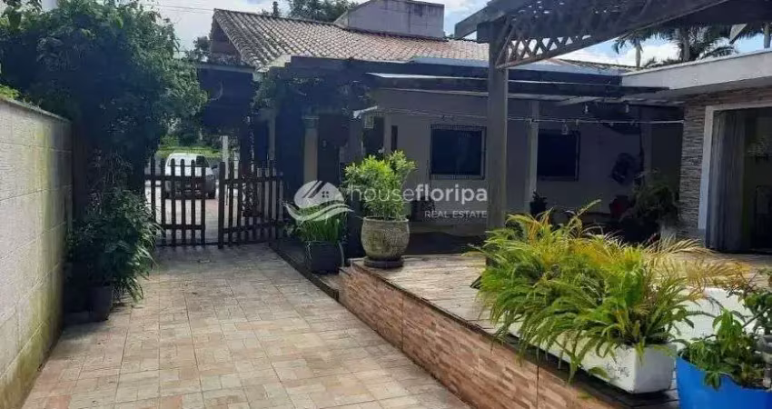 Casa à venda com 2 casas separadas, no campeche, florianópolis, sc