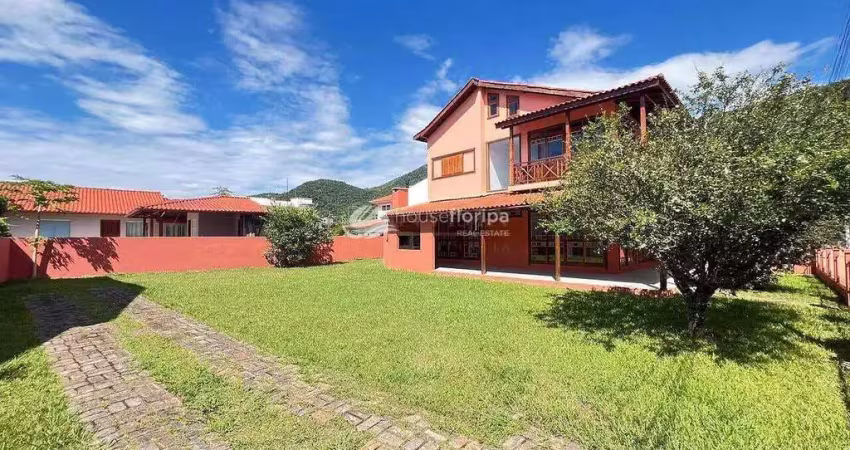 Ampla casa à venda com 3 dormitórios e 435mts2 de terreno próximo a praia , armação do pântano do s