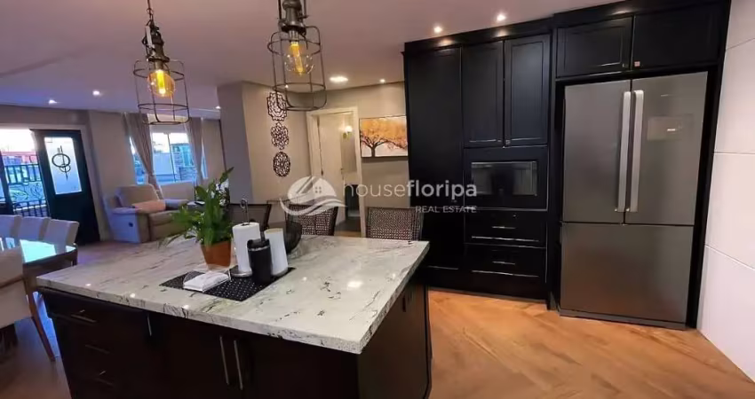 Ampla casa com 3 dormitórios, área gourmet, finamente mobiliada à venda, campeche, florianópolis, s