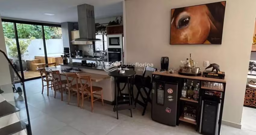 Casa moderna espaçosa com jacuzzi e decoração de alto padrão no rio tavares