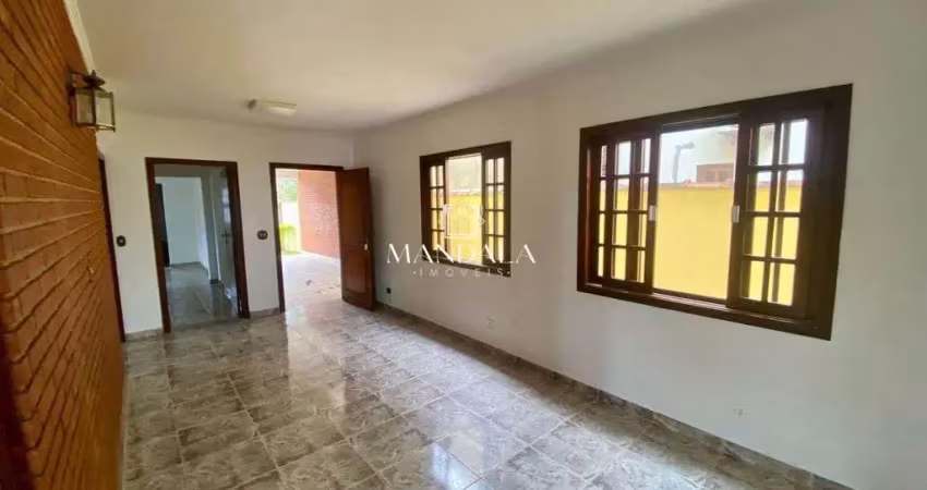 Casa em condomínio fechado, centro 3 quartos sendo uma suíte