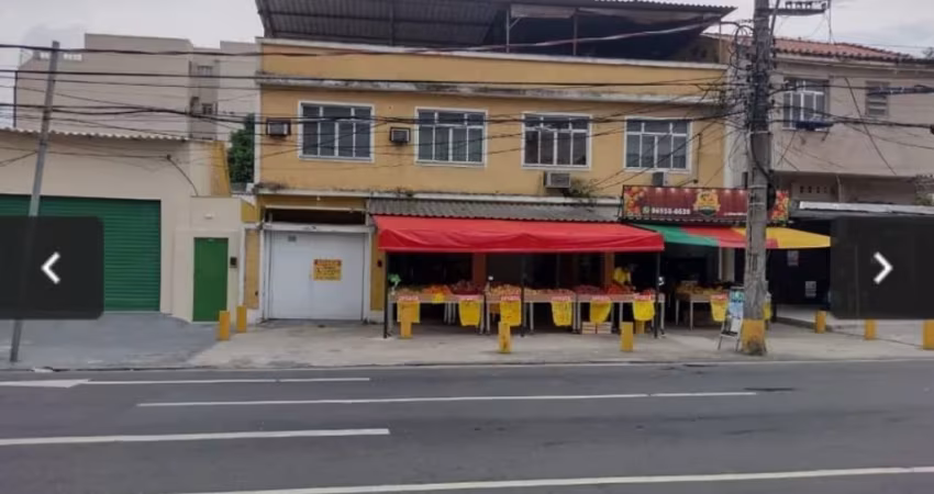 Prédio Comercial com Apartamento e Lojas