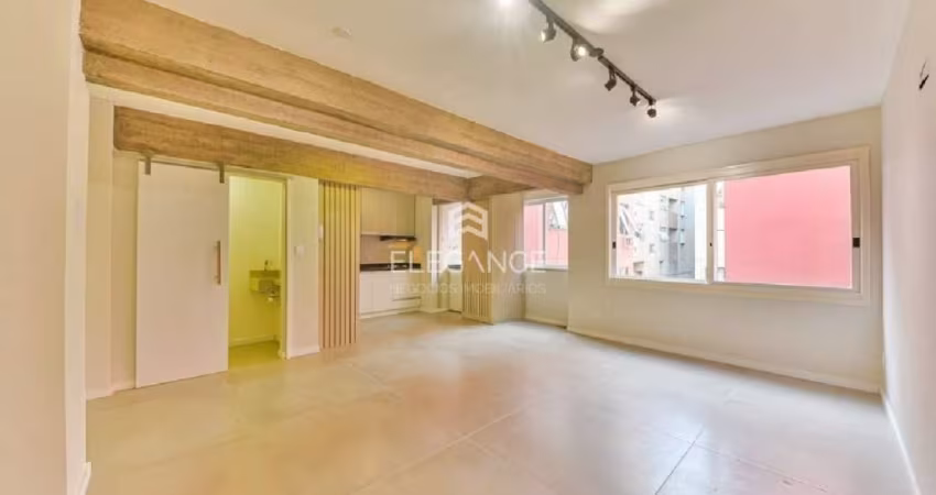 Elegance Imóveis vende apartamento reformado com 72 m2 privativos, 2 dormitórios, 1 vaga box garagem, elevador, portaria 24 h. Rio Branco Porto Alegre
