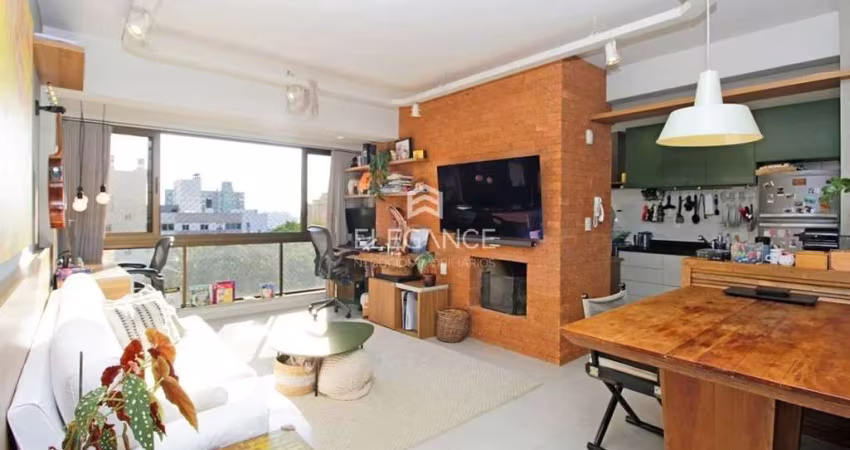 Apartamento para comprar semi-mobiliado com 77 m2, 2 dormitórios suíte lareira, sacada, 2 vagas box garagem Petrópolis Porto Alegre. Elegance Imóveis